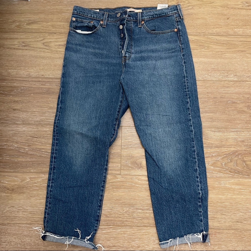 Dark wash Levi’s wedgie fit